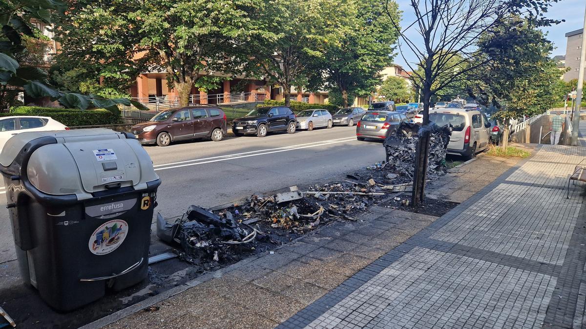 Contenedores quemados en Nafarroa kalea de Zarautz.