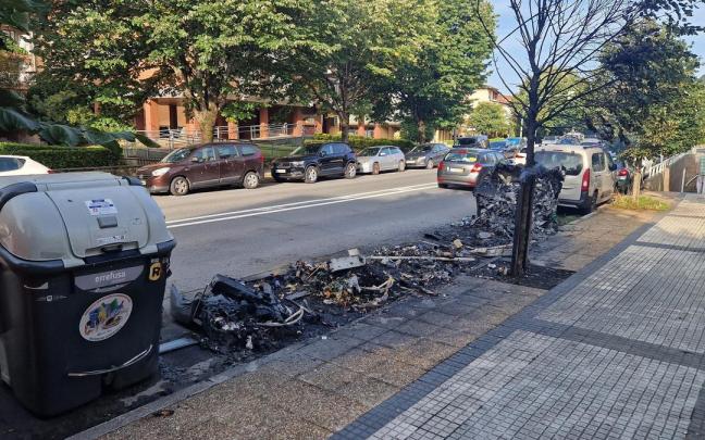 Contenedores quemados en Nafarroa kalea de Zarautz.