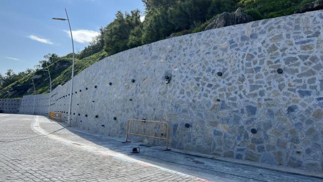 Muro de refuerzo construido en el Paseo Nuevo. Muro de refuerzo construido en el Paseo Nuevo.