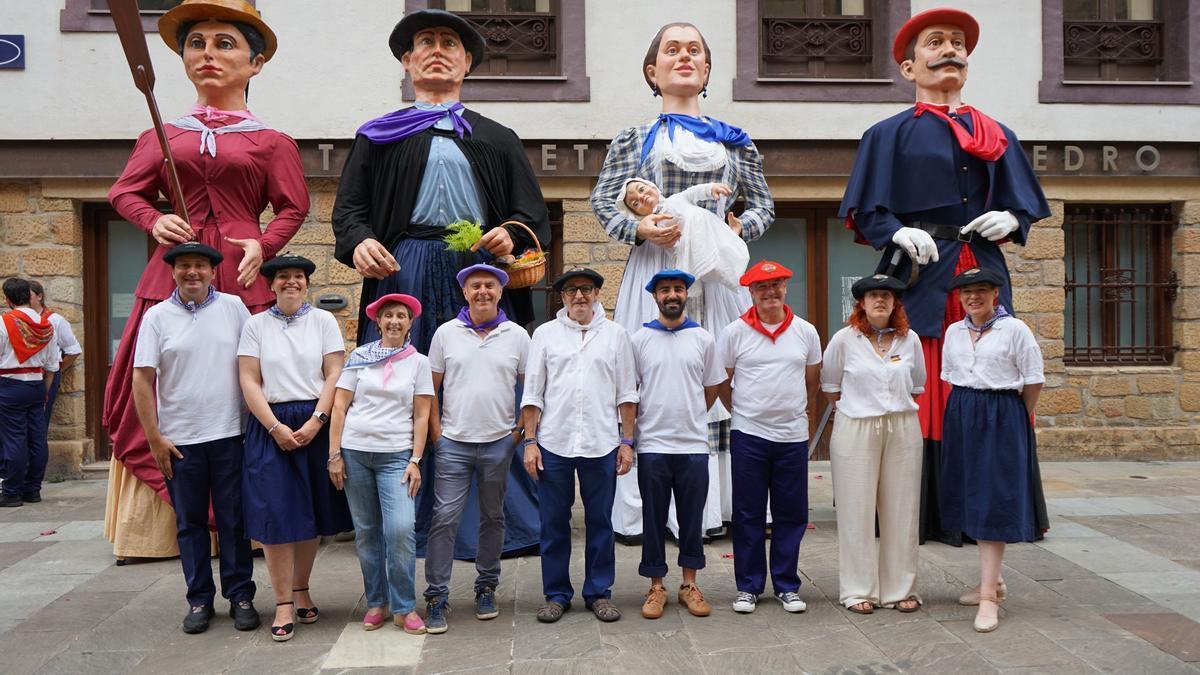 Los representantes municipales posan con los gigantes