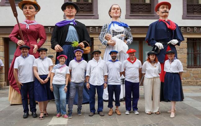 Los representantes municipales posan con los gigantes / N.G. Los representantes municipales posan con los gigantes