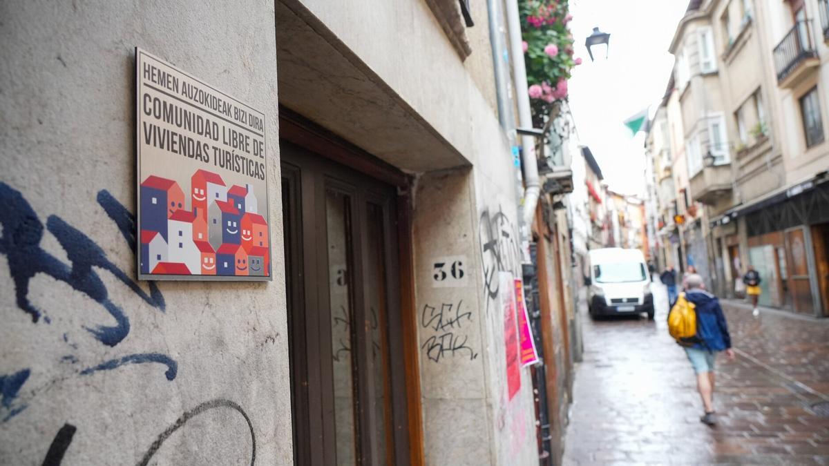 Un cartel anuncia que la comunidad carece de viviendas turísticas.