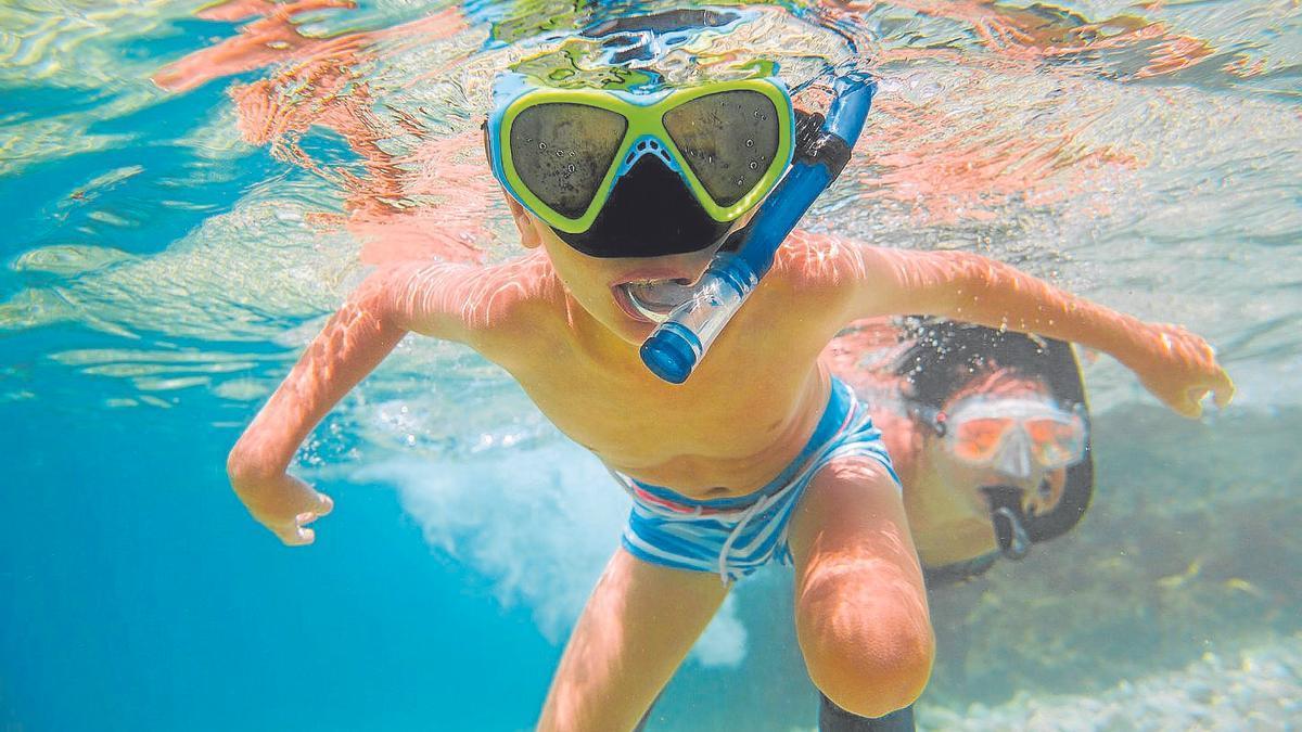 Unos niños buceando, una de las actividades más habituales en verano.