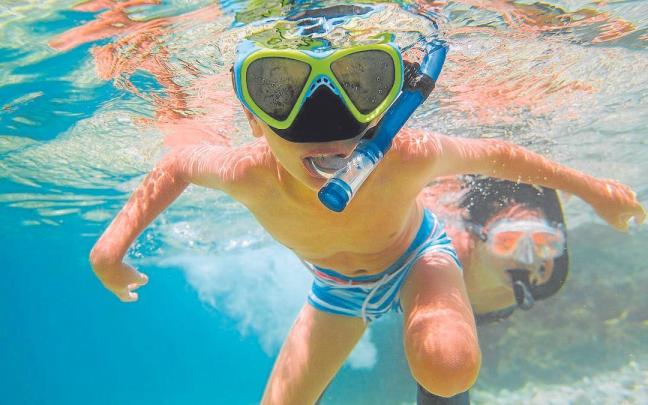 Unos niños buceando, una de las actividades más habituales en verano.