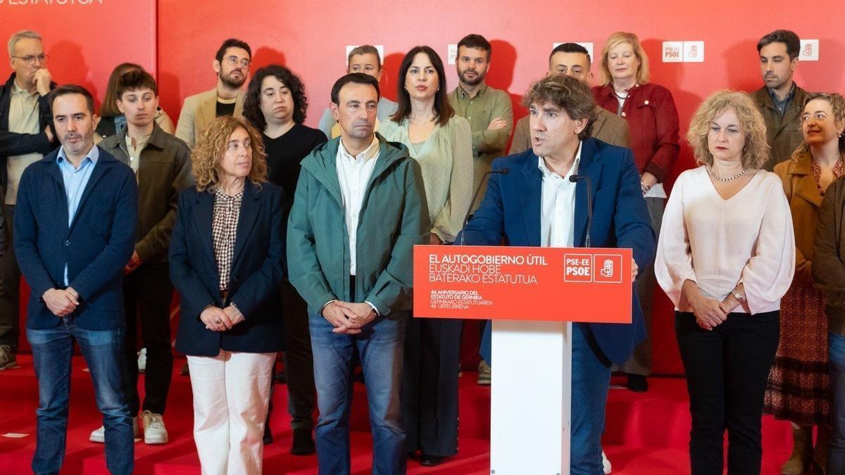 El secretario general del PSE, Eneko Andueza, en el acto por los 46 años del Estatuto de Gernika