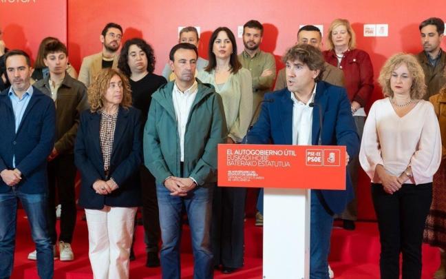 El secretario general del PSE, Eneko Andueza, en el acto por los 46 años del Estatuto de Gernika