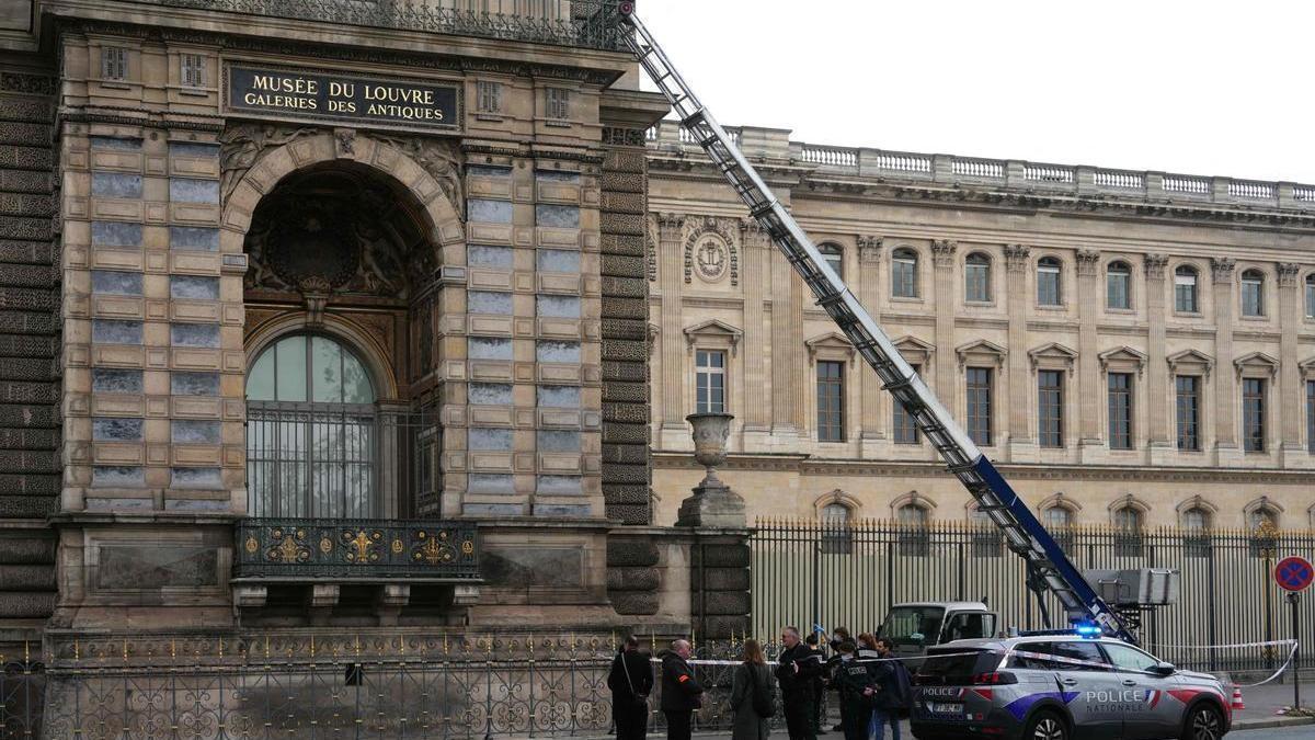 Policías franceses ante el Louvre el día en el que tuvo lugar el atraco.