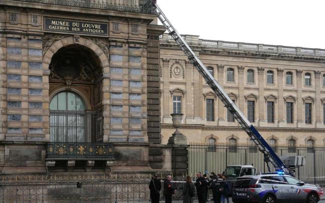 Policías franceses ante el Louvre el día en el que tuvo lugar el atraco.