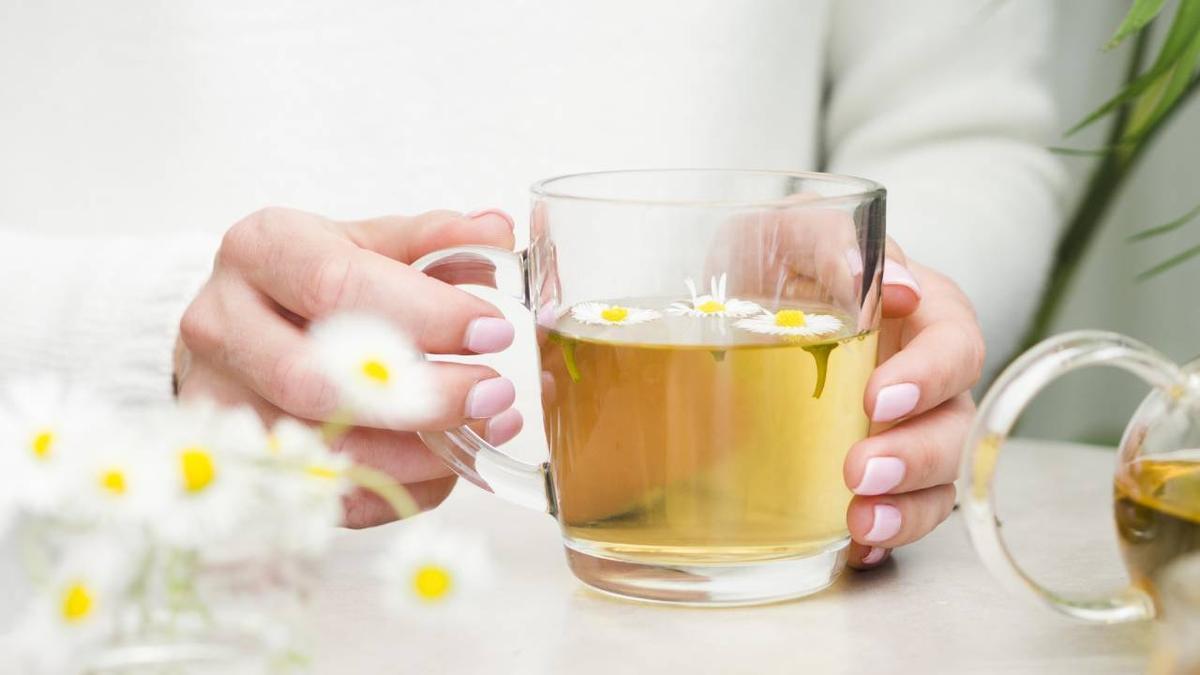 Este es el mejor momento para tomar manzanilla, según un doctor