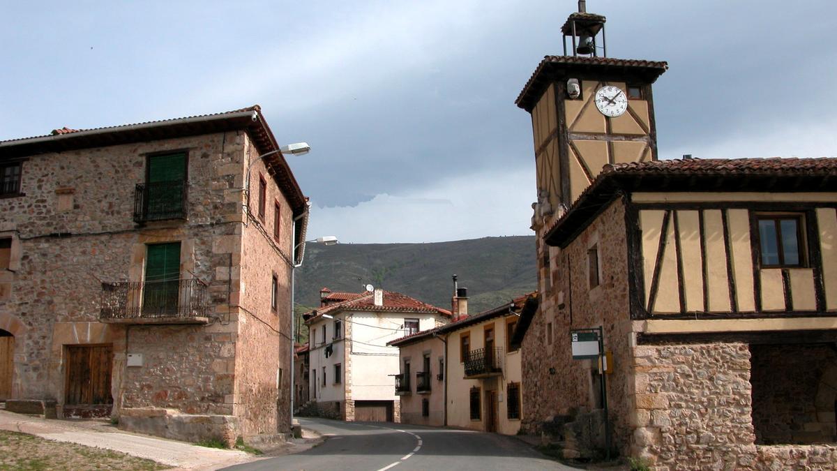 La torre del reloj de Teatro de Canales de la Sierra.