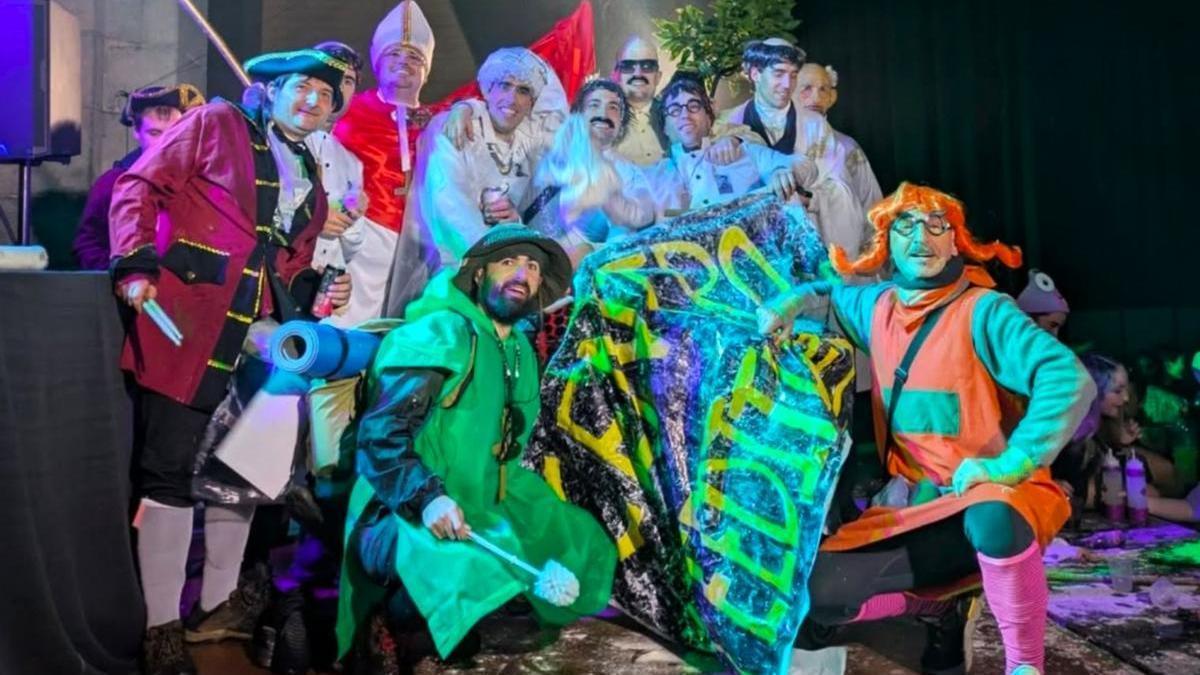 Entrega del premio a la cuadrilla ganadora del concurso de disfraces del Lunes de Carnaval organizado por el Ayuntamiento de Azpeitia.