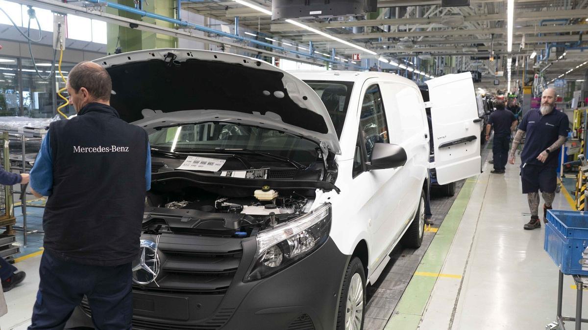 Un trabajador en la planta alavesa de Mercedes, una de las grandes empresas europeas que invierten en Euskadi.