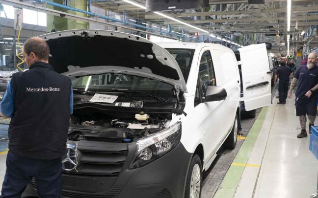 Un trabajador en la planta alavesa de Mercedes, una de las grandes empresas europeas que invierten en Euskadi. / Alex Larretxi Un trabajador en la planta alavesa de Mercedes, una de las grandes empresas europeas que invierten en Euskadi.