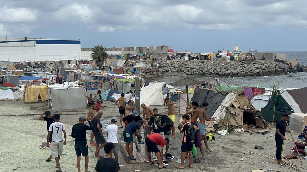 Migrantes en un nuevo asentamiento, en la playa de Benítez