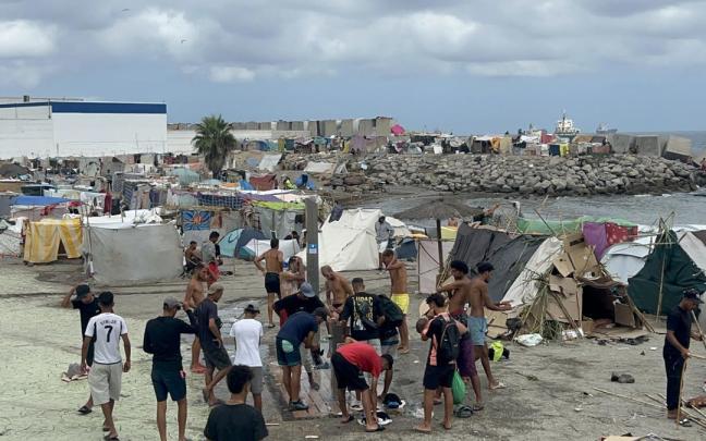 Migrantes en un nuevo asentamiento, en la playa de Benítez