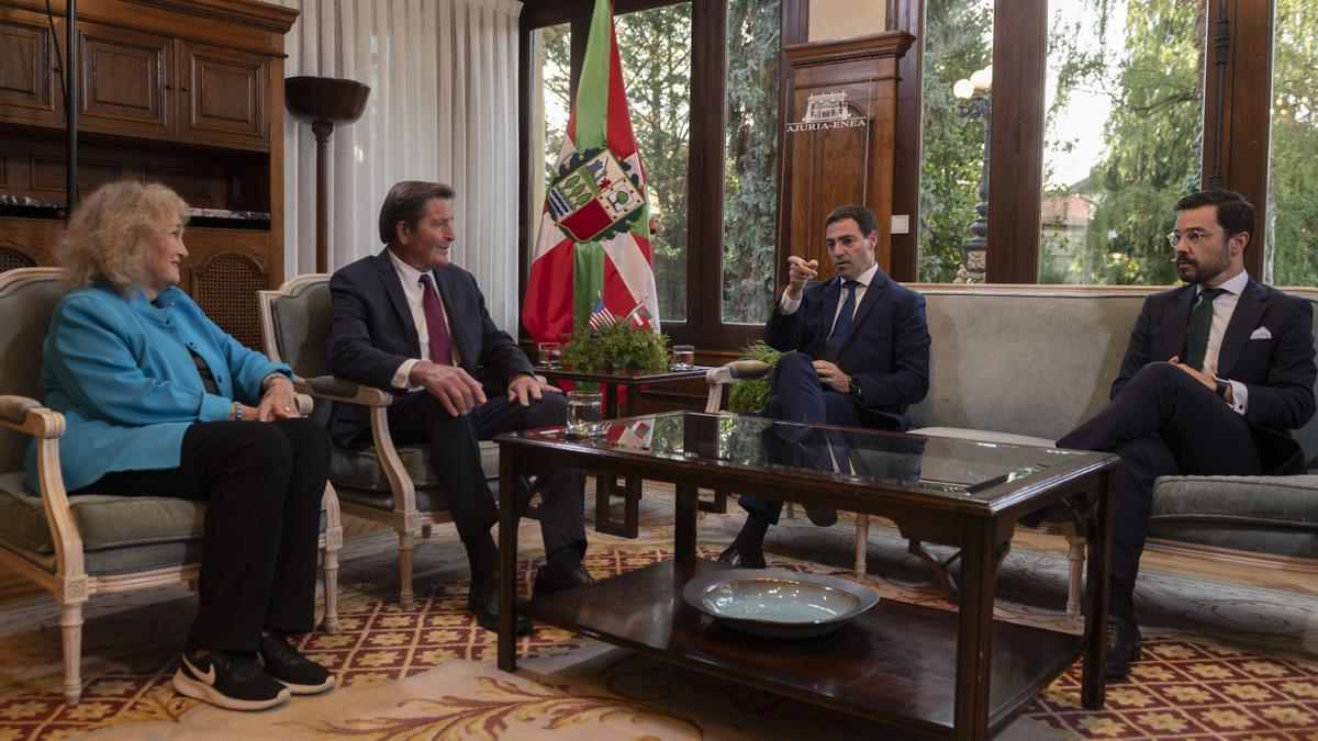 El congresista de Estados Unidos, John Garamendi, con su esposa, Patricia Wilkinson, este lunes con el lehendakari Pradales y Ander Caballero en Ajuria Enea