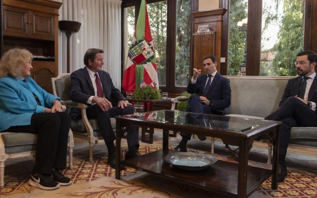 El congresista de Estados Unidos, John Garamendi, con su esposa, Patricia Wilkinson, este lunes con el lehendakari Pradales y Ander Caballero en Ajuria Enea