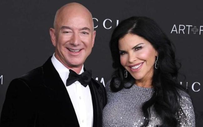 El fundador de Amazon, Jeff Bezos, y su pareja, Lauren Sánchez. El fundador de Amazon, Jeff Bezos, y su pareja, Lauren Sánchez.