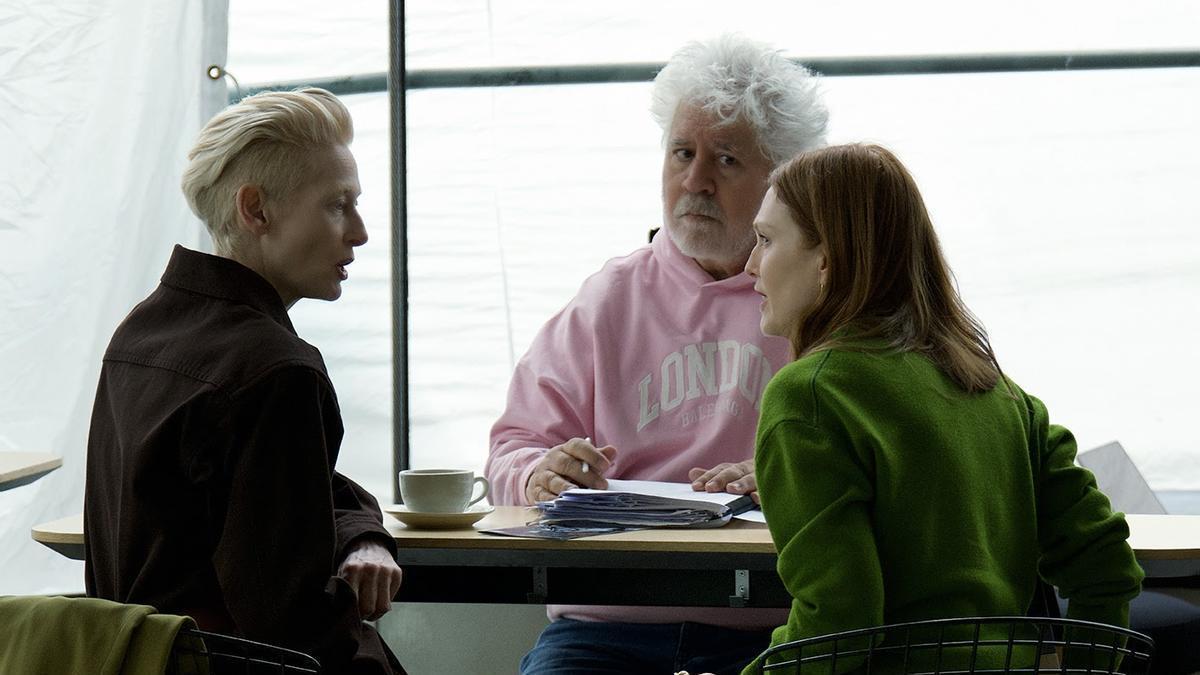 Pedro Almodóvar, junto a Tilda Swinton y Julianne Moore.