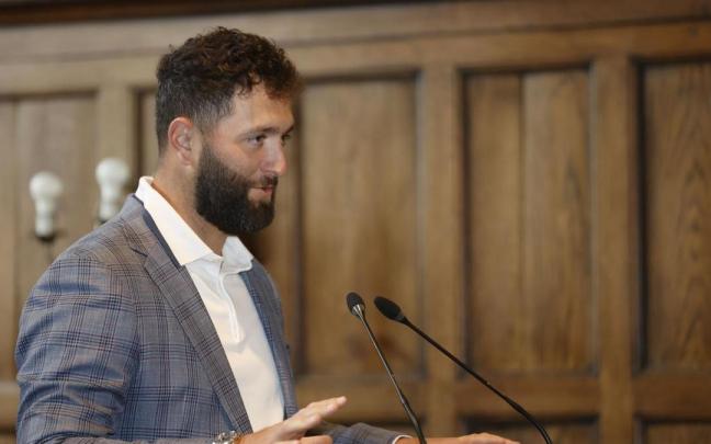 Jon Rahm recibe el premio 'Dama Bilbaina 2023'.