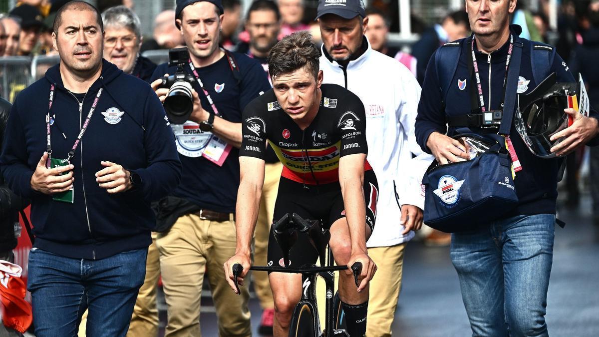 Remco Evenepoel, tras ganar la crono, con el rostro ojeroso.