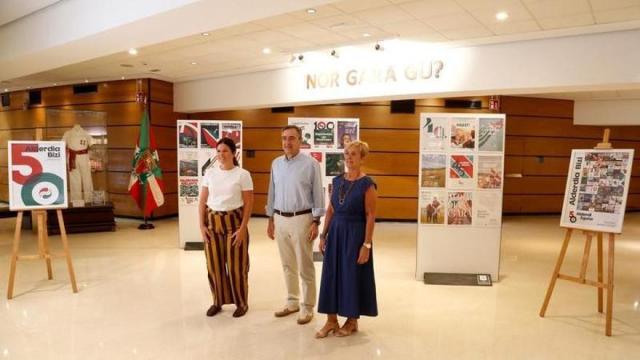 Esteban, junto a Maitane Ipiñazar (izquierda) y Arantxa Tapia, en la muestra de carteles.