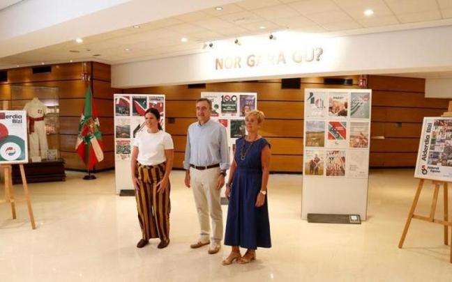 Esteban, junto a Maitane Ipiñazar (izquierda) y Arantxa Tapia, en la muestra de carteles.