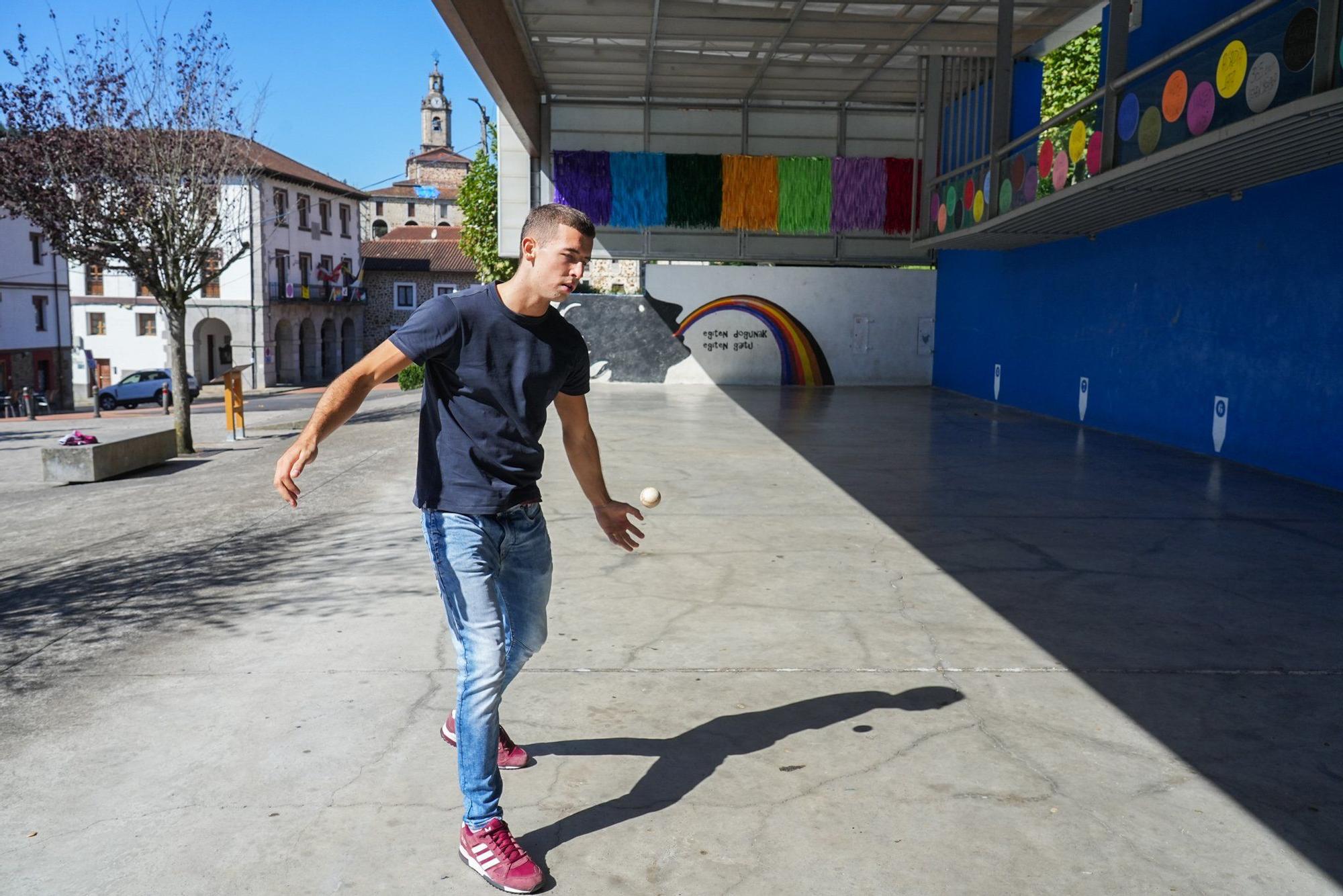 Xabier Rekalde, en el frontón de Dima.