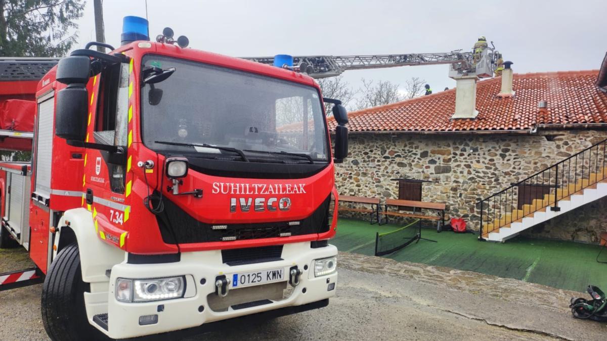 Los bomberos han utilizado una escala para llegar hasta la chimenea que ha cogido fuego.