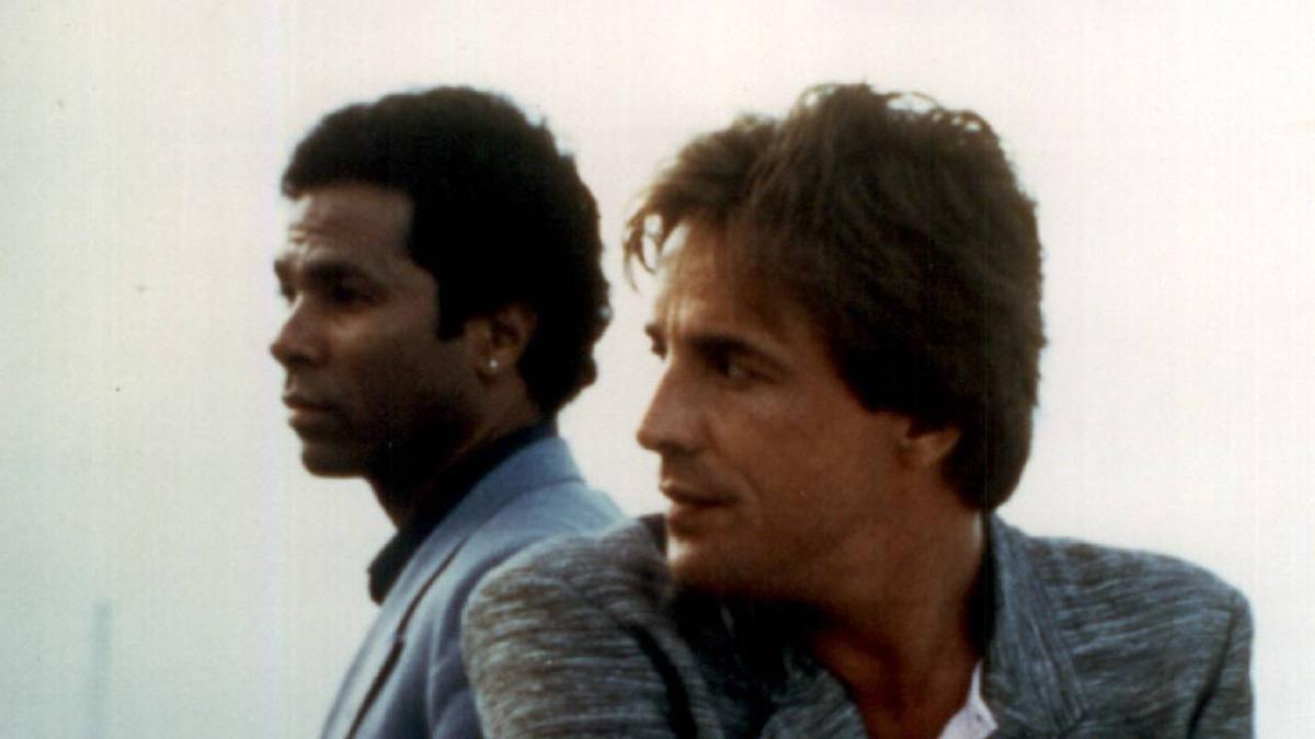 Don Johnson y Philip Michael Thomas posando como Crockett y Tubbs en 'Corrupción en Miami'