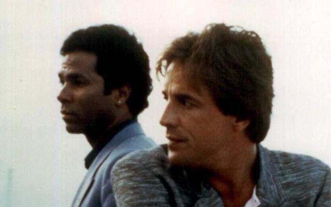 Don Johnson y Philip Michael Thomas posando como Crockett y Tubbs en 'Corrupción en Miami'