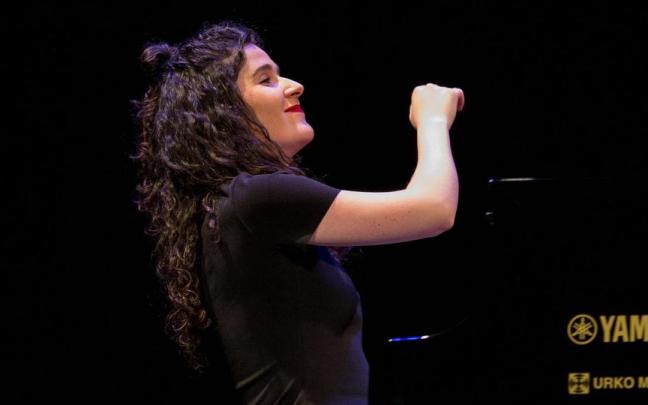 Ganbera Zikloaren XIX. edizioak Gasteizera lirikara eramandako euskal kantutegi herrikoia dakar.