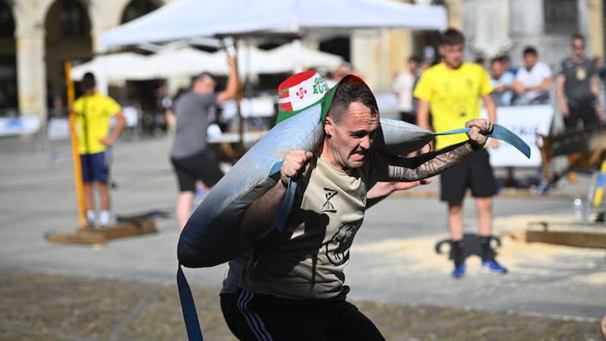 Un participante, corriendo con un saco a la espalda.