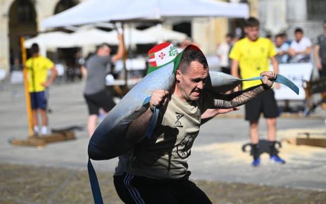Un participante, corriendo con un saco a la espalda. / Gorka Gómez Un participante, corriendo con un saco a la espalda.