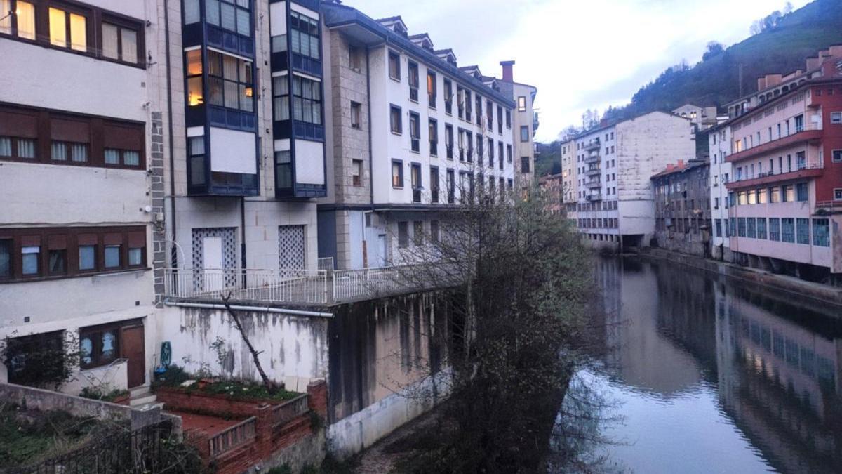 Vista de viviendas de Soraluze, asomadas al cauce del río Deba.