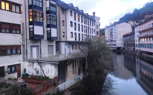 Vista de viviendas de Soraluze, asomadas al cauce del río Deba.