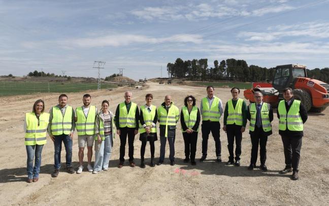 La Presidenta Chivite y el consejero Ciriza visitan las obras de la carretera NA-128. Pie de foto al final de la noticia.
