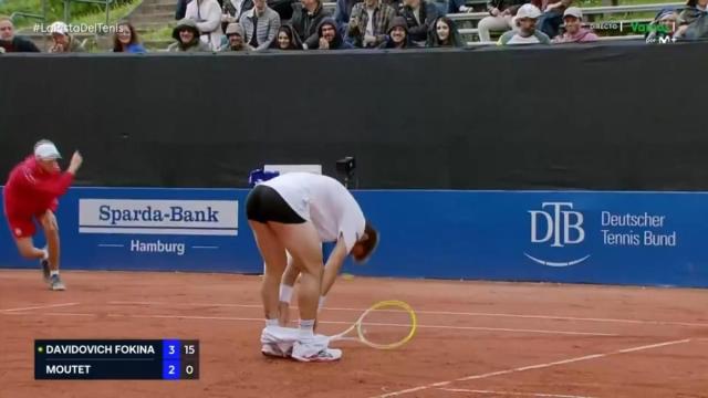 El francés Corentin Moutet, con los pantalones bajados.