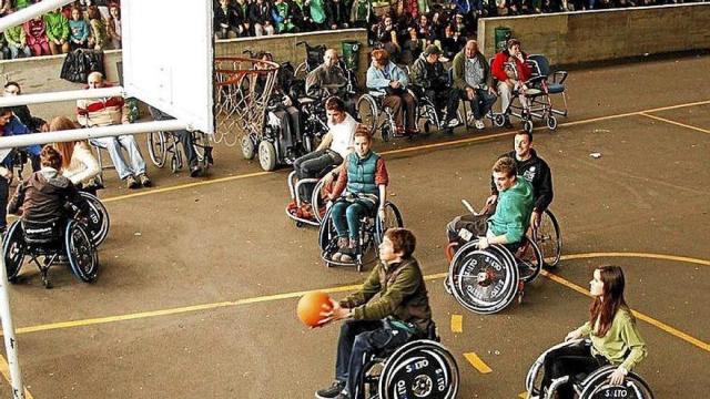 Un partido de baloncesto en silla de ruedas.