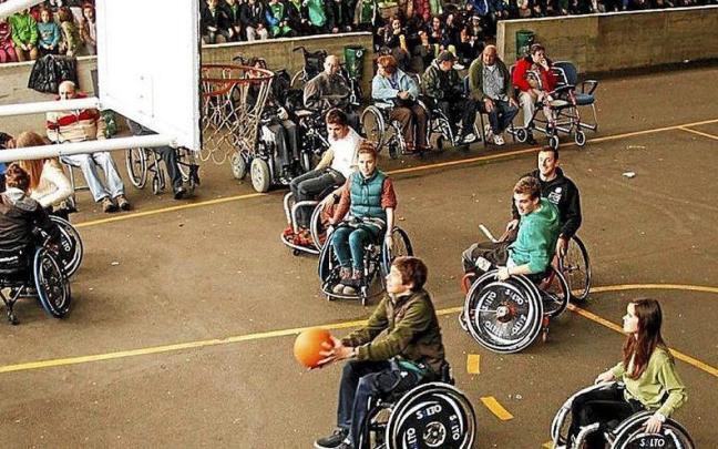 Un partido de baloncesto en silla de ruedas.