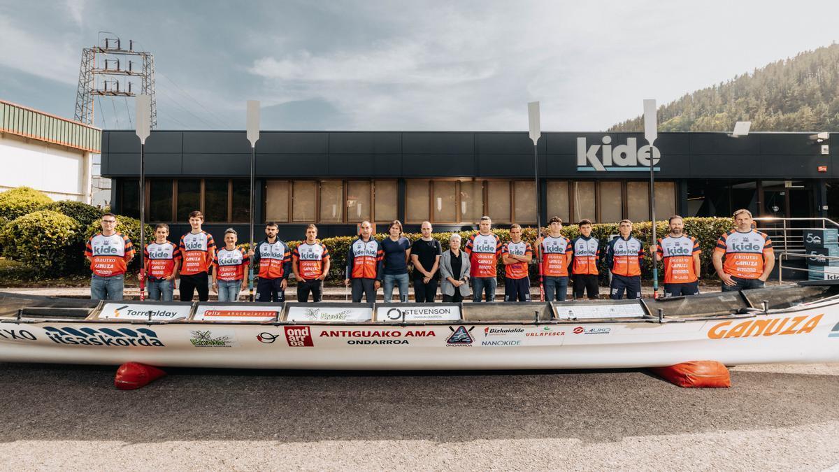 Presentación de la trainera en las instalaiones de Kide