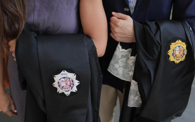 Jueces y fiscales con las togas en las manos, durante un paro de diez minutos de asociaciones de jueces y fiscales