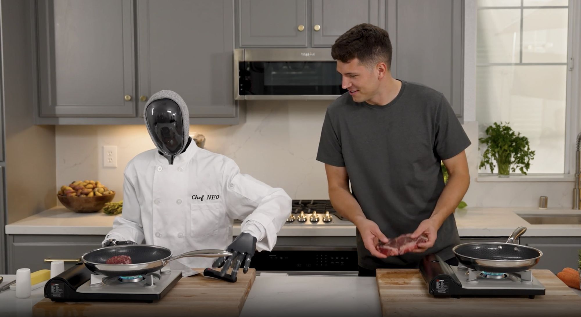 Neo Beta desempeña labores de cocina.