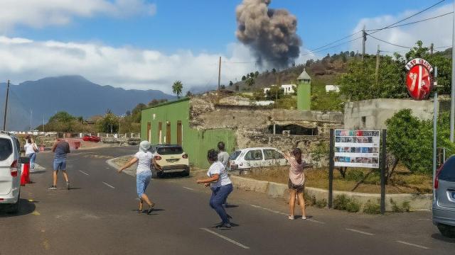 Vecinos sorprendidos por la erupción volcánica en La Palma, en la zona de Las Manchas.