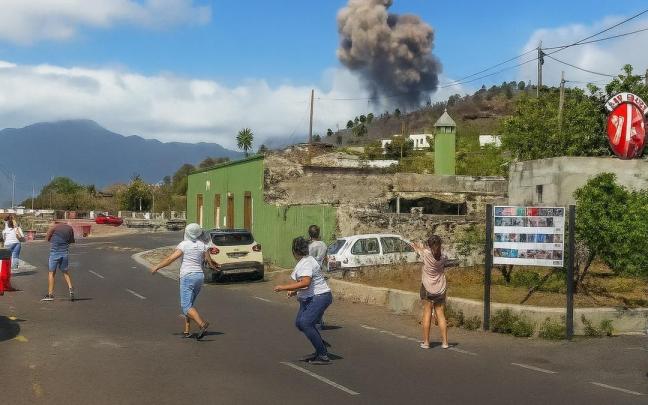 Vecinos sorprendidos por la erupción volcánica en La Palma, en la zona de Las Manchas.