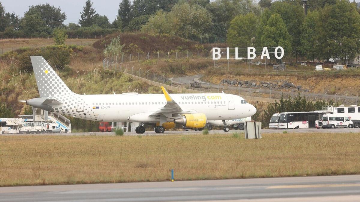 Un avión de Vueling, en el aeropuerto de Bilbao