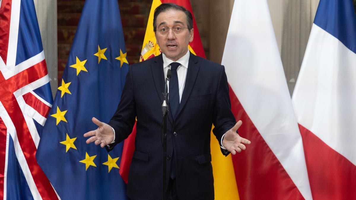 El ministro Albares durante una comparecencia de prensa en Bruselas.