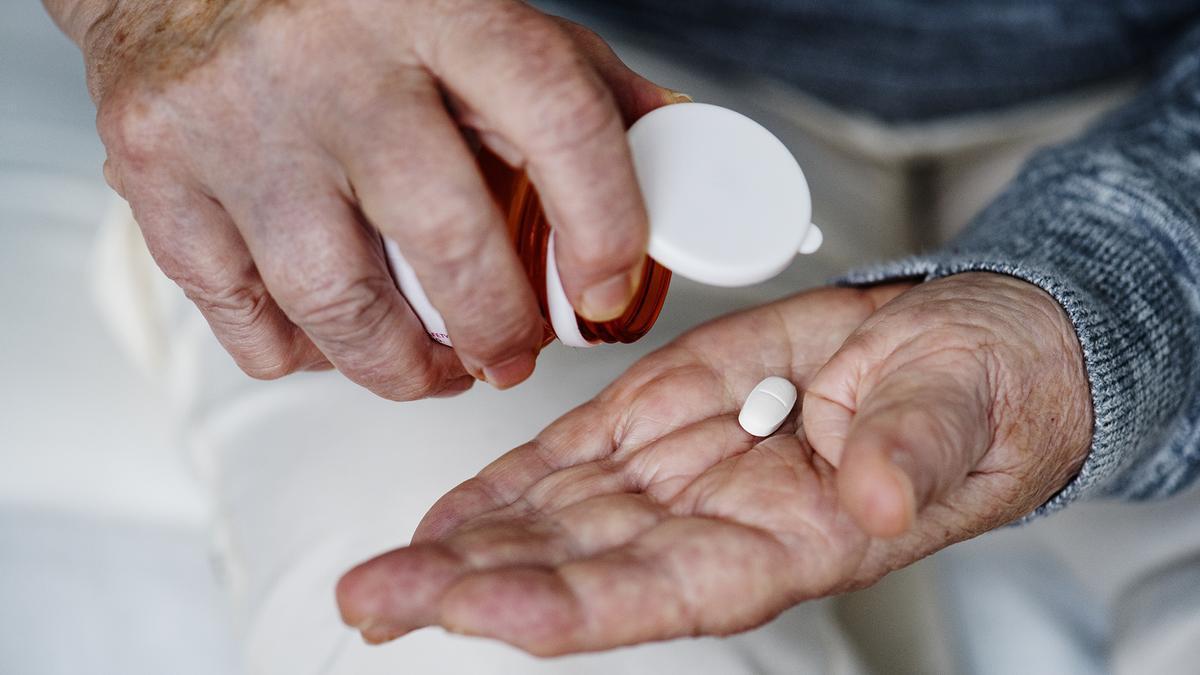 Más de 1.600 vascos mayores dependientes usan el programa de medicación a domicilio.