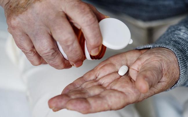 Más de 1.600 vascos mayores dependientes usan el programa de medicación a domicilio.