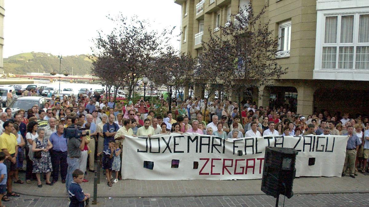 Concentración en Zumaia en protesta por el asesinato del empresario y presidente de Adegi Joxe Mari Korta